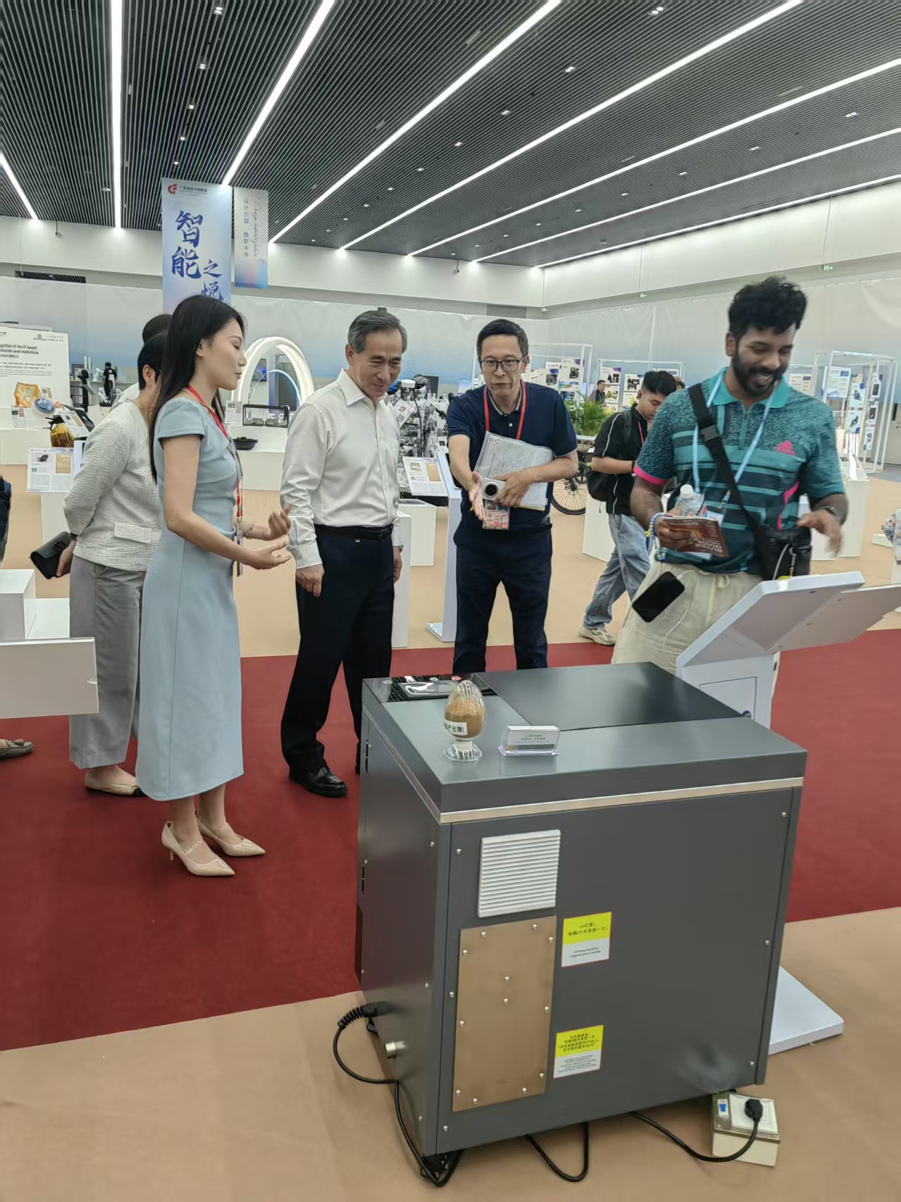 中国国际贸易促进委员会任鸿斌会长莅临清溪环保广交会展位指导工作